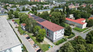 Fotovoltaické panely instalované na střeše budovy společnosti ELVAC a.s.